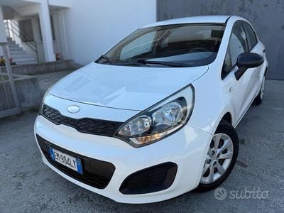 Usata Kia Rio 75 CV (55 kW) 2012 Grigio Berlina