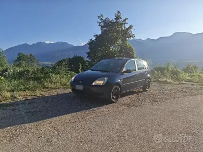 Usata Ford Fiesta 68 CV (50 kW) 2002 Bluazzurro Utilitaria