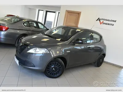 Usata Lancia Ypsilon 69 CV (50 kW) 2015 Grigio Utilitaria