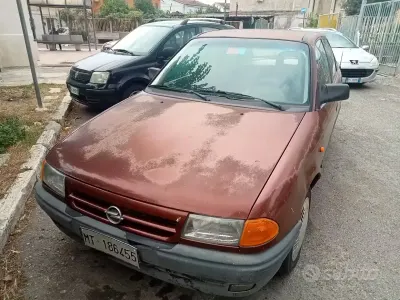 Usata Opel Astra 101 CV (74 kW) 1993 Marrone Berlina