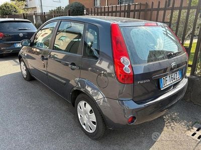 Usata Ford Fiesta Ghia 75 CV (55 kW) 2007 Grigio Utilitaria