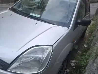 Usata Ford Fiesta 75 CV (55 kW) 2004 Grigio Utilitaria