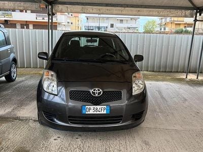 Usata Toyota Yaris 69 CV (50 kW) 2010 Grigio Utilitaria