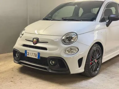 Usata Abarth 695 Competizione 179 CV (131 kW) 2023 Grigio campo volo Utilitaria