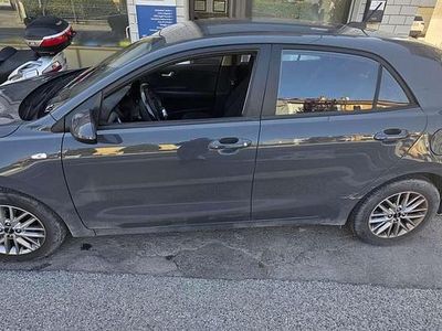 Usado Kia Rio Urban 84 HP (61 kW) 2023 Cinzento Sedan