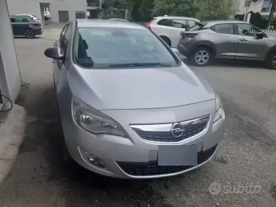 Używany Opel Astra 110 KM (80 kW) 2010 Szary Sedan/Limuzyna