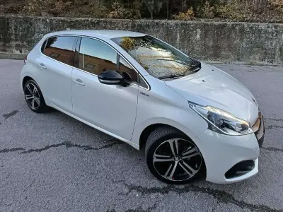Usata Peugeot 208 GT-line 102 CV (75 kW) 2019 Bianco perlato Utilitaria