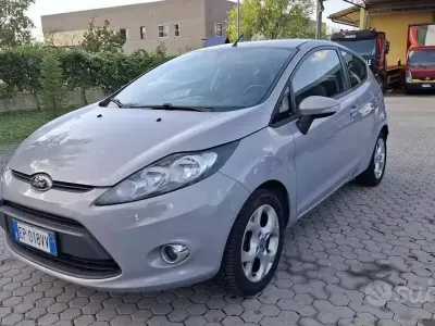 Begagnad Ford Fiesta 60 HK (44 kW) 2012 Grå Halvkombi