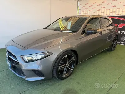 Gebraucht Mercedes A180 116 PS (85 kW) 2019 Grau Limousine