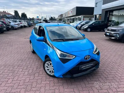 Usata Toyota Aygo Connect Style 72 CV (52 kW) 2020 Blu Utilitaria