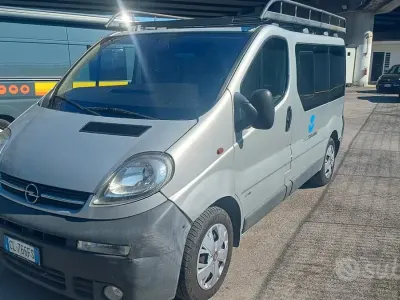 Usata Opel Vivaro 100 CV (73 kW) 2003 Grigio Monovolume