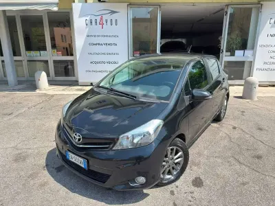 Usata Toyota Yaris Trend 69 CV (50 kW) 2014 Nero Utilitaria