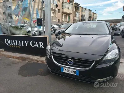 Usata Volvo V40 120 CV (88 kW) 2015 Nero Berlina