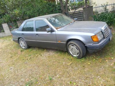 Usata Mercedes 220 122 CV (89 kW) 1994 Argento Berlina