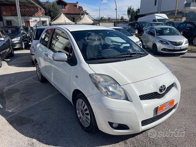 Usata Toyota Yaris 90 CV (66 kW) 2010 Bianco Utilitaria