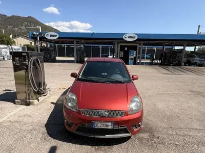 Usata Ford Fiesta Ghia 68 CV (50 kW) 2006 Utilitaria