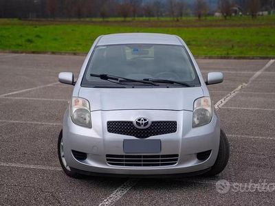Usata Toyota Yaris Sol 90 CV (66 kW) 2007 Grigio Utilitaria