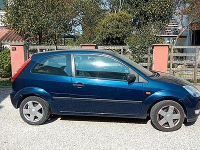 Occasion Ford Fiesta Ambiente 68 ch (50 kW) 2003 Bleue Citadine