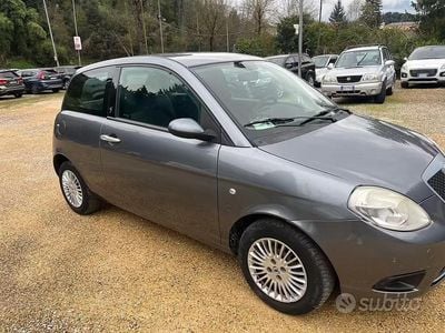 Usado Lancia Ypsilon 60 HP (44 kW) 2007 Cinzento Citadino