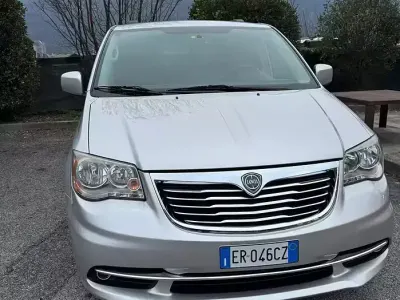 Gebraucht Lancia Voyager Gold 163 PS (119 kW) 2013 Grau Van / Kleinbus