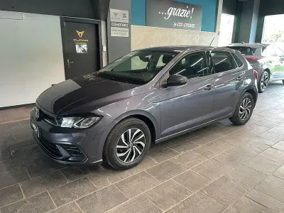 Usata VW Polo Life 95 CV (69 kW) 2021 Grigio Utilitaria