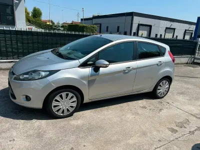 Usata Ford Fiesta 60 CV (44 kW) 2011 Grigio Berlina