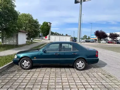 Begagnad Mercedes C250 Elegance 113 HK (83 kW) 1995 Grön Sedan
