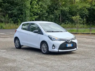 Begagnad Toyota Yaris Lounge 69 HK (50 kW) 2016 Vit Sedan