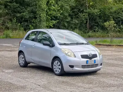 Usata Toyota Yaris Sol 69 CV (50 kW) 2007 Grigio Utilitaria