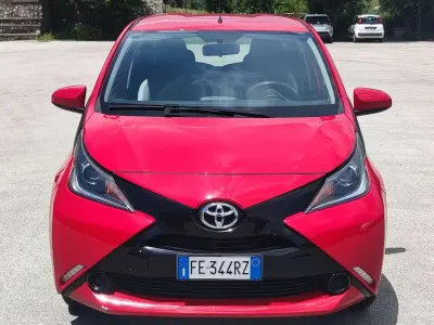 Usata Toyota Aygo X-pure 75 CV (55 kW) 2016 Rosso Utilitaria