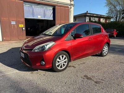 Second-hand Toyota Yaris Hybrid 75 CP (55 kW) 2013 Roșu Berlinǎ