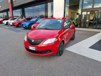 Usata Lancia Ypsilon Silver 70 CV (51 kW) 2024 Rosso Utilitaria