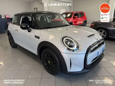 Usata Mini Cooper SE 135 kW (184 CV) 2022 White silver met. Utilitaria