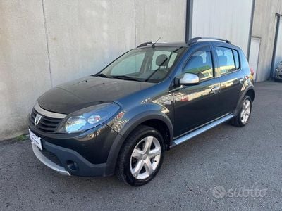 Usata Dacia Sandero Stepway 90 CV (66 kW) 2010 Grigio Berlina