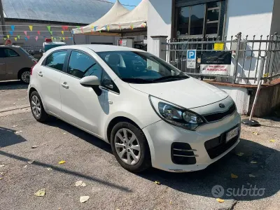 Usata Kia Rio 75 CV (55 kW) 2016 Bianco Utilitaria