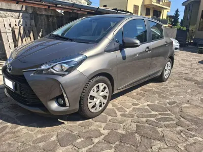 Usata Toyota Yaris Active 72 CV (52 kW) 2019 Grigio Berlina