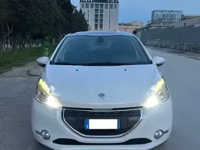 Usata Peugeot 208 68 CV (50 kW) 2013 Bianco Utilitaria