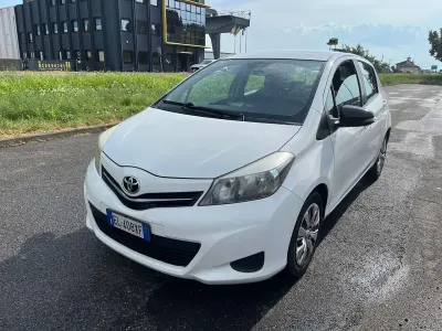 Usata Toyota Yaris 90 CV (66 kW) 2012 Bianco Utilitaria