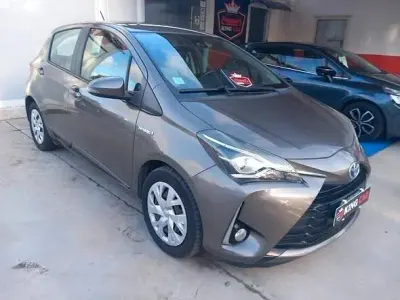 Usata Toyota Yaris Hybrid Style 73 CV (53 kW) 2018 Grigio Berlina