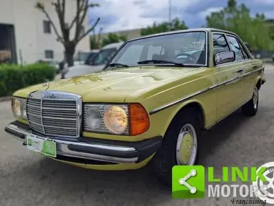 Usata Mercedes 200 93 CV (68 kW) 1979 Giallo Berlina