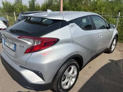 Usata Toyota C-HR 98 CV (72 kW) 2018 Argento SUV