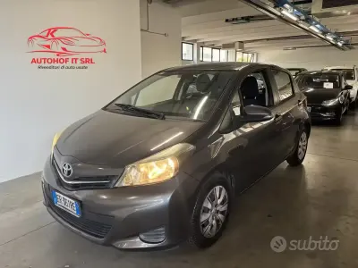 Usata Toyota Yaris 69 CV (50 kW) 2013 Grigio Utilitaria