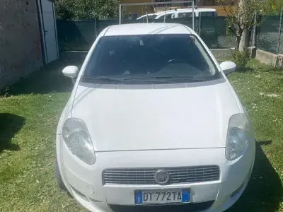 Usata Fiat Grande Punto Dynamic 77 CV (56 kW) 2009 Bianco Utilitaria
