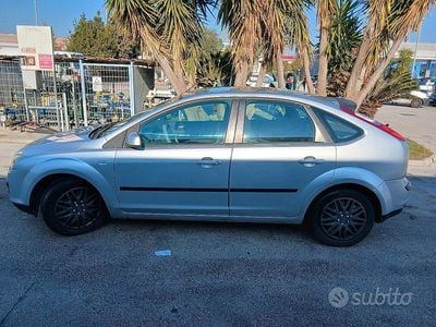 Begagnad Ford Focus 2005 Grå Sedan