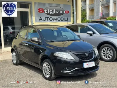 Begagnad Lancia Ypsilon Silver 69 HK (50 kW) 2016 Svart Halvkombi