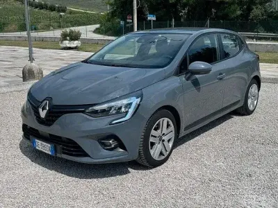 Usata Renault Clio V 101 CV (74 kW) 2021 Grigio Berlina