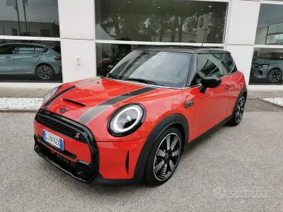 Begagnad Mini Cooper S 178 HK (130 kW) 2022 Röd Halvkombi