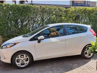 Usata Ford Fiesta Business Edition 97 CV (71 kW) 2012 Bianco Berlina