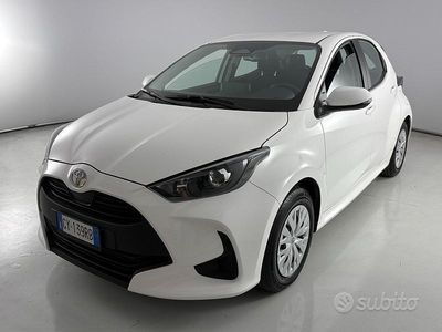 Usata Toyota Yaris Hybrid Active 92 CV (67 kW) 2025 Bianco Berlina