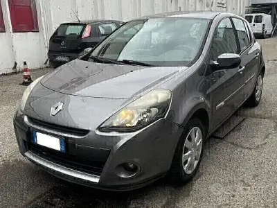 Begagnad Renault Clio II 75 HK (55 kW) 2010 Grå Sedan
